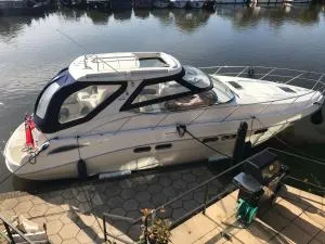 ENTIRE LUXURY MOTOR YACHT 70sqm - Oyster Fund - 2 double bedrooms both en-suite - HEATING sleeps up to 4 people - moored on our Private Island - Legoland 8min WINDSOR THORPE PARK 8min ASCOT RACES Heathrow WENTWORTH LONDON Lapland UK Royal Holloway - 埃格姆
