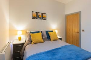 New central seafront apartment- stunning sea views