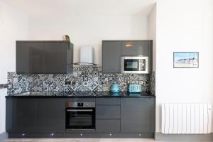 New central seafront apartment- stunning sea views