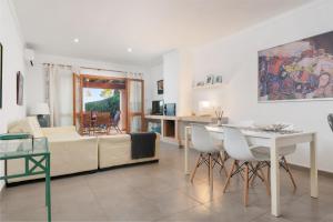 APARTAMENTO "JARDI DEL REI COLAU" con piscinas y vistas al mar, 100m de la playa Cala Marsal