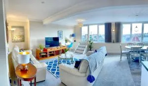 Scarborough Penthouse, private balcony, superb views, lift, reserved free parking - 法利