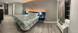King Room - Non-Smoking room in Motel 6 Corbin KY