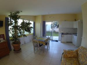 GITE MEUBLE POUR 1,2,3,4 PERS AVEC PISCINE à PARTAGER