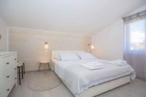 Apartments in Rogoznica 36019