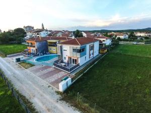 Apartment near Dusan Dzamonja Sculpture Park in Fontane