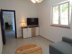 Two-Bedroom Apartment Lopar near Sea 2