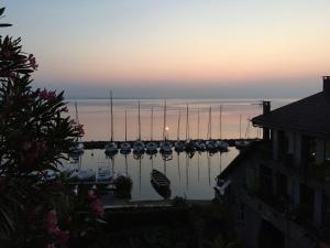 Maisons de vacances A Room with a View - Maisonnette dans bourg medieval au bord du Lac Leman : photos des chambres