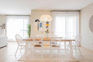 Nasma Luxury Stays- Majestic Marina Views, Lavish 4BR Getaway in JBR