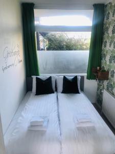 Green Happiness With Private Parking