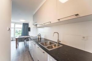 Blue Shell With Private Parking Garage