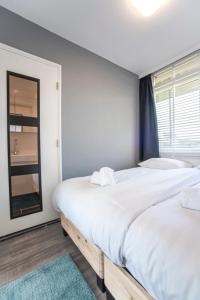 Blue Shell With Private Parking Garage