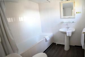 Hotels Cit'Hotel Logis Louise de Savoie : Chambre Triple avec Baignoire – 2 Lits