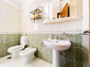 Retreat with Terrace and View in Espiche #1887