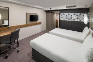 Standard Twin Room - Disability Access room in Crowne Plaza Nottingham an IHG Hotel