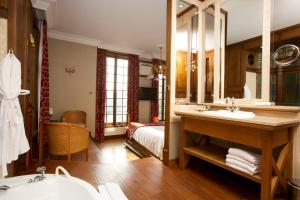 Hotels Le Moulin De Connelles : Suite avec Baignoire Spa