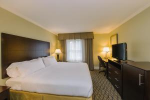 Holiday Inn Express and Suites Merrimack - Nashua by IHG
