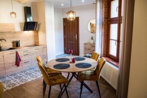 Gold Garden by Rentoom