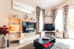 Meadows Lodge with Hot Tub