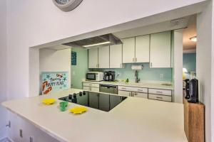 Half-Mi to Beach Access Sunny Miramar Villa!