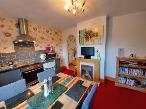 Minutes from Lyme Regis Self-Catering Suite with Stunning Countryside Views & Double Bath