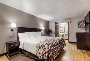 Superior King Room Disability Access Smoke Free room in Red Roof Inn Lexington