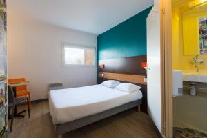 Hotels hotelF1 Maurepas : Chambre Double Cabrio