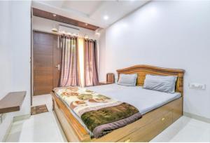 Hostmystay-3bhk Nehru place! Park
