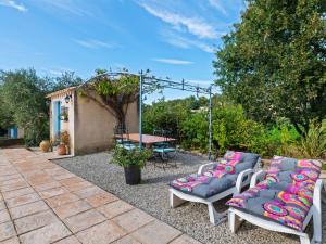 Maisons de vacances Tastefully furnished villa with terrace private swimming pool near of Lambesc : photos des chambres