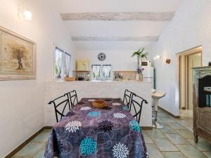 Maisons de vacances Tastefully furnished villa with terrace private swimming pool near of Lambesc : photos des chambres