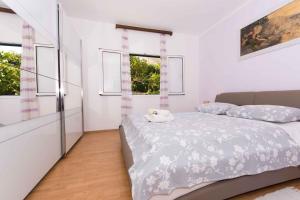 Apartment 2 room in Apartments in Slatine/Insel Ciovo 33376