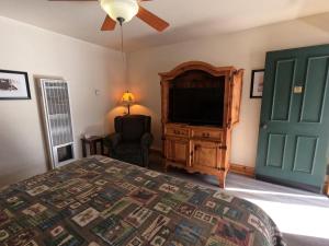 CREEKSIDE LODGE
