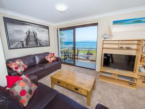 Collendina 15 19 Kurrawa Close water views and wifi