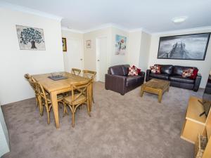 Collendina 15 19 Kurrawa Close water views and wifi