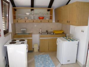 Apartment in Zlarin with balcony, W-LAN, washing machine (3813-1) 