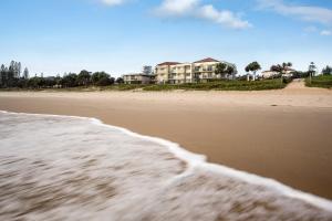 Golden Riviera Absolute Beachfront Resort