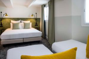 Hotels Hotel Des Mines : Chambre Quadruple avec Douche