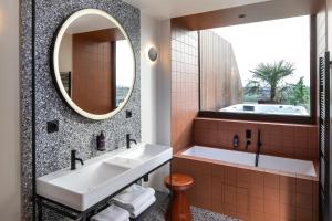 Hotels Hotel du Port : Suite avec Jacuzzi