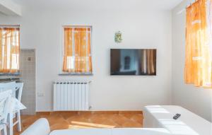 Apartment Cerin with Pool 