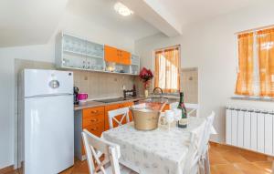 Apartment Cerin with Pool 
