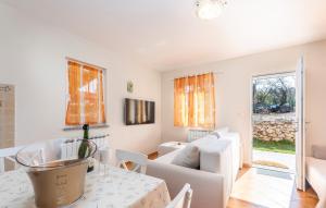 Apartment Cerin with Pool 