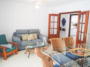 Three-Bedroom Apartment room in Conilplus apartments ALBERTI