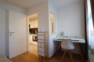 Brilliant View: Balcony Home, Modern, Stylish and newly Renovated