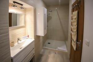 Maisons de vacances Maison tendance avec jardin, centre village, Alpilles, familles : photos des chambres