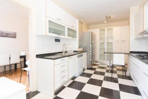 HOUZE Spacious flat in Charming&Historical Lisbon