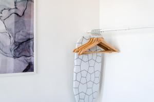 De Pastel Studio - SeaView at 218 Tropicana NEAR Komtar Food Heaven with Netflix & TV Box