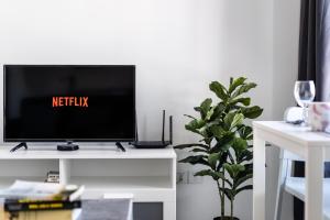 De Pastel Studio - SeaView at 218 Tropicana NEAR Komtar Food Heaven with Netflix & TV Box