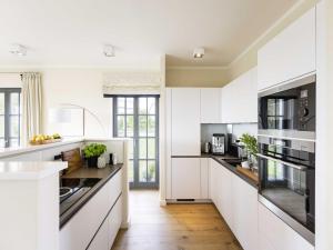 Reetland am Meer - Luxus Reetdachvilla mit 3 Schlafzimmern, Sauna und Kamin E07