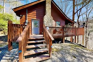 Three-Bedroom House room in Tranquil Getaway - Private Hot Tub & Pool Table cabin