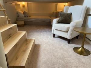 Logie Marie with hottub in the garden