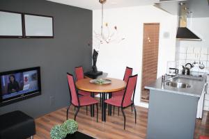 Appartement APHRODITE, met VERWARMD ZWEMBAD, eigen KEUKEN, ZONNIG TERRAS nabij DORP, DUINEN en STRAND